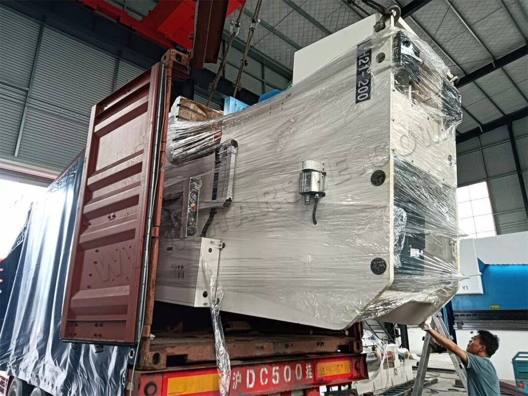 Saudi Arabia-2 Sets of QC11K-30X3200 Guillotine Shearing Machine & Y32-400T Hydraulic Press & 2 Sets of Punching Machine