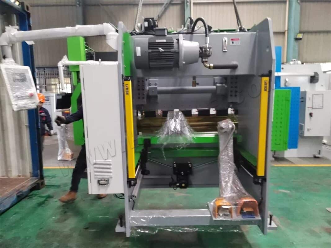 Pressa piegatrice CNC Brasile-WE67K-70T3200 e pressa piegatrice CT8 WC67K-40T1600 e pressa piegatrice NC E21 WC67K-40T1600