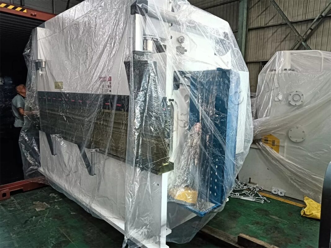 Etiópia - 2 conjuntos de prensa dobradeira e máquina de corte a laser HST-2000W-3015 e outras máquinas