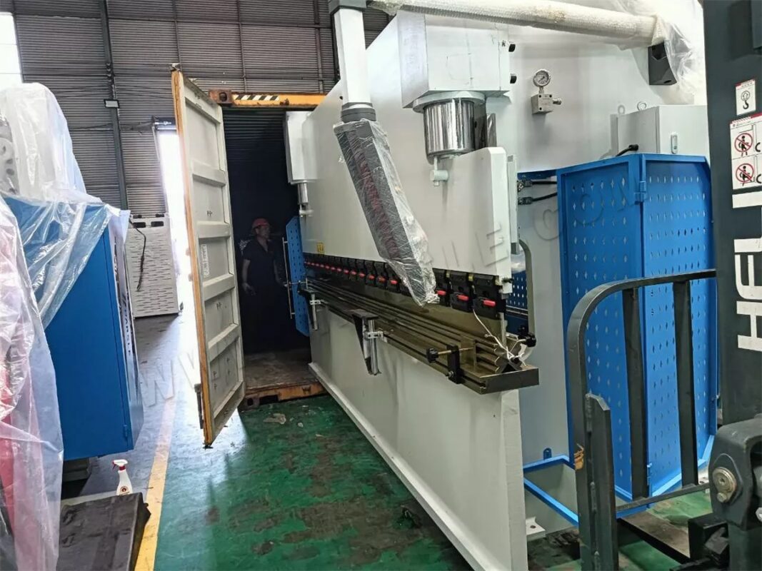 Usbekistan-WC67K-160T4000 NC-Abkantpresse & JH21-80T Stanzmaschine