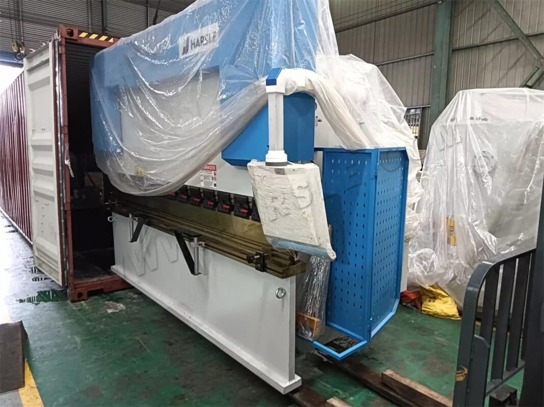 Pressa piegatrice UAE-WC67K-125T3200 NC