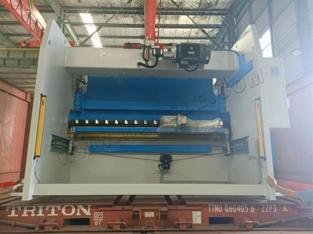 Ungarn-2-WE67K-300T4000 DA53T 3+1 Achsen Tandem Hydraulische CNC Abkantpresse