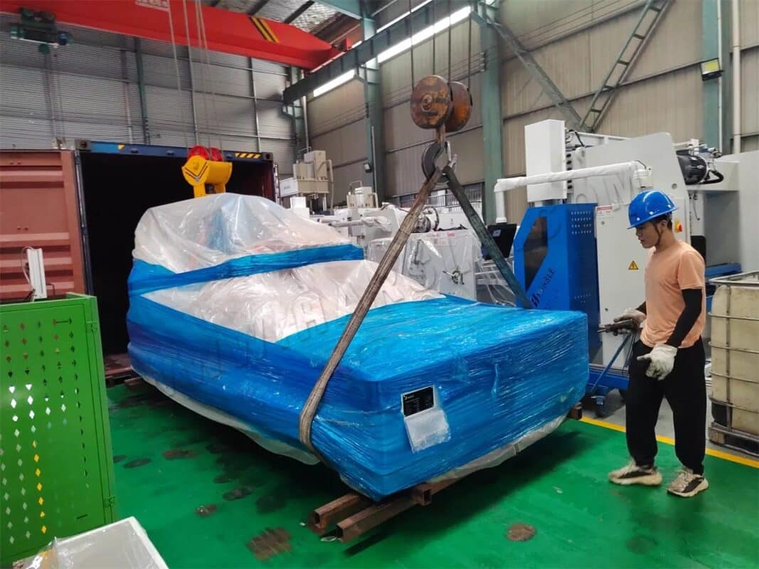 Philippines-WC67K-63T2500 Press Brake & HS-2000W-3015 Laser Cutting Machine & Laser Welding Machine