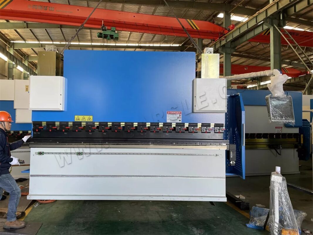 مكابس WE67K-200T3200 DA58T من شركة UAE-WE67K-100T3200 CNC