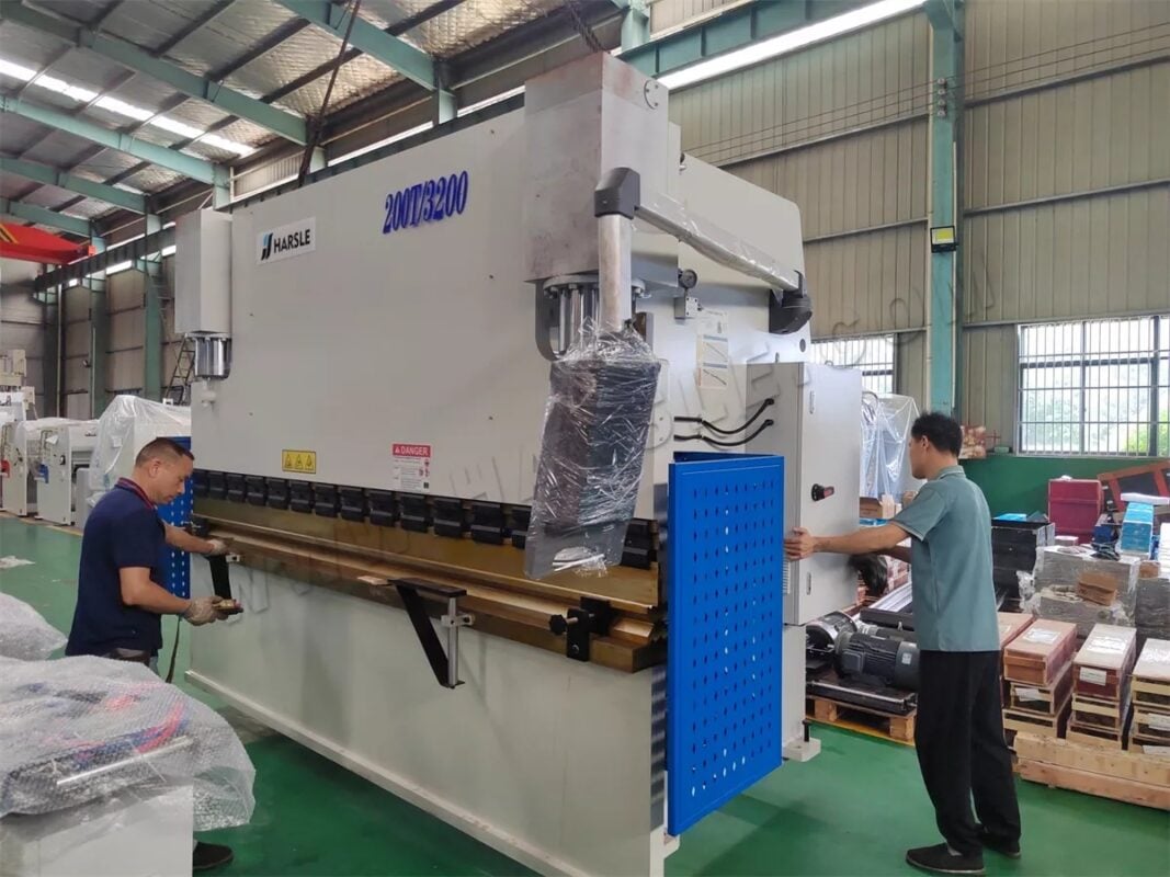 Maszyna do cięcia laserowego Brazil-HS-3000W-3015 i prasa krawędziowa NC WC67K-200T3200 oraz nożyce gilotynowe QC11K-12X3200