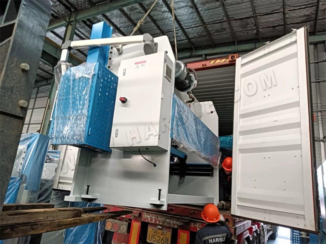 فنزويلا-WC67K-50T2500 مكبس NC وماكينة قطع بالليزر HSX-6000W-3015
