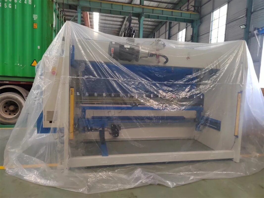 أوكرانيا-WE67K-200T4000 DA-53T مكبس ثني CNC رباعي المحاور 4+1