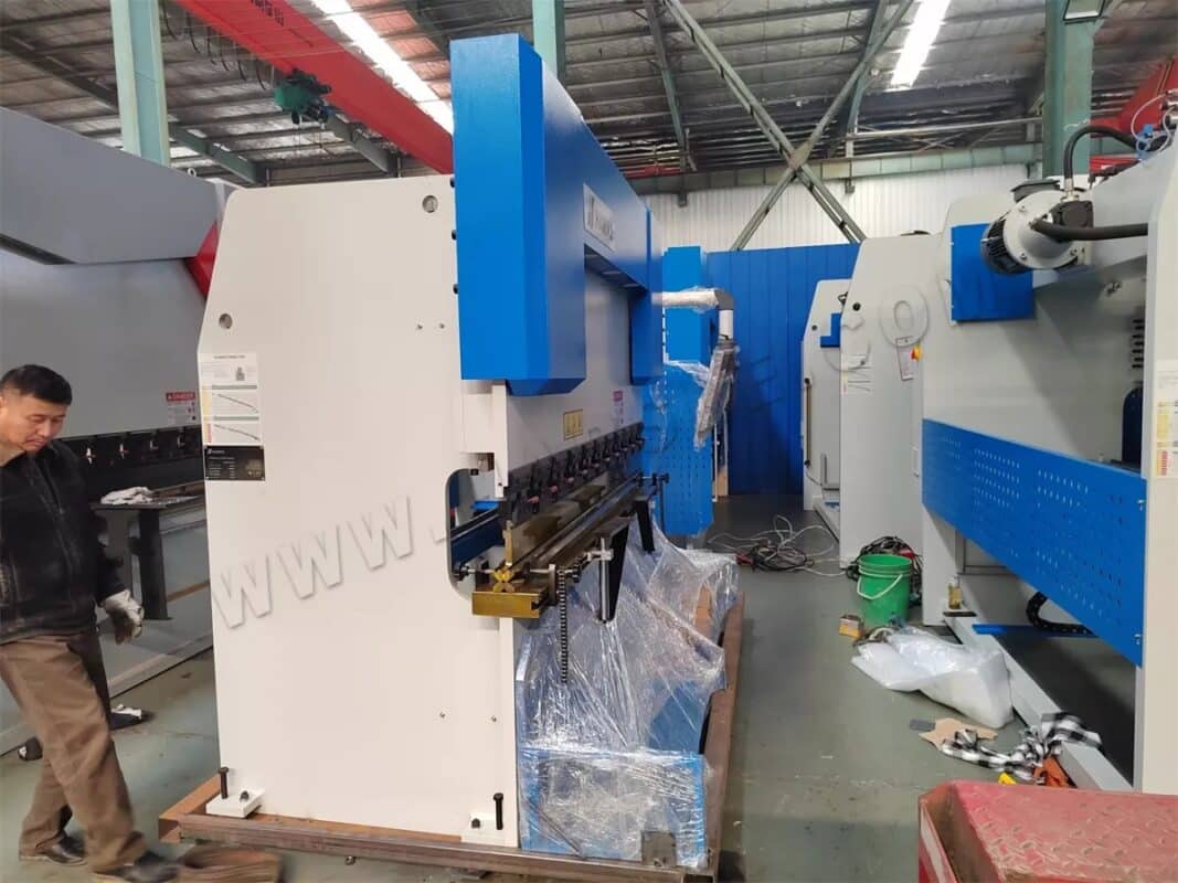 Prensa plegadora NC WC67K-63T2500 de Kirguistán