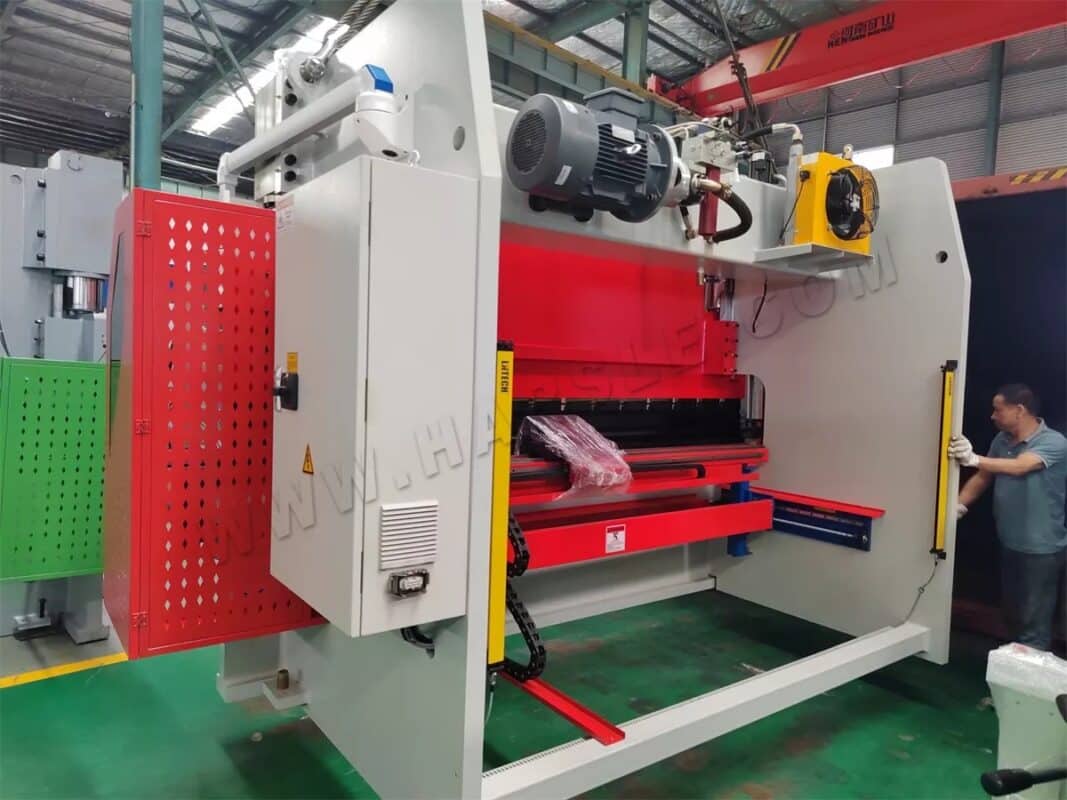 Roumanie - Presse plieuse CNC 4+1 axes WE67K-160T3200 DA-53T