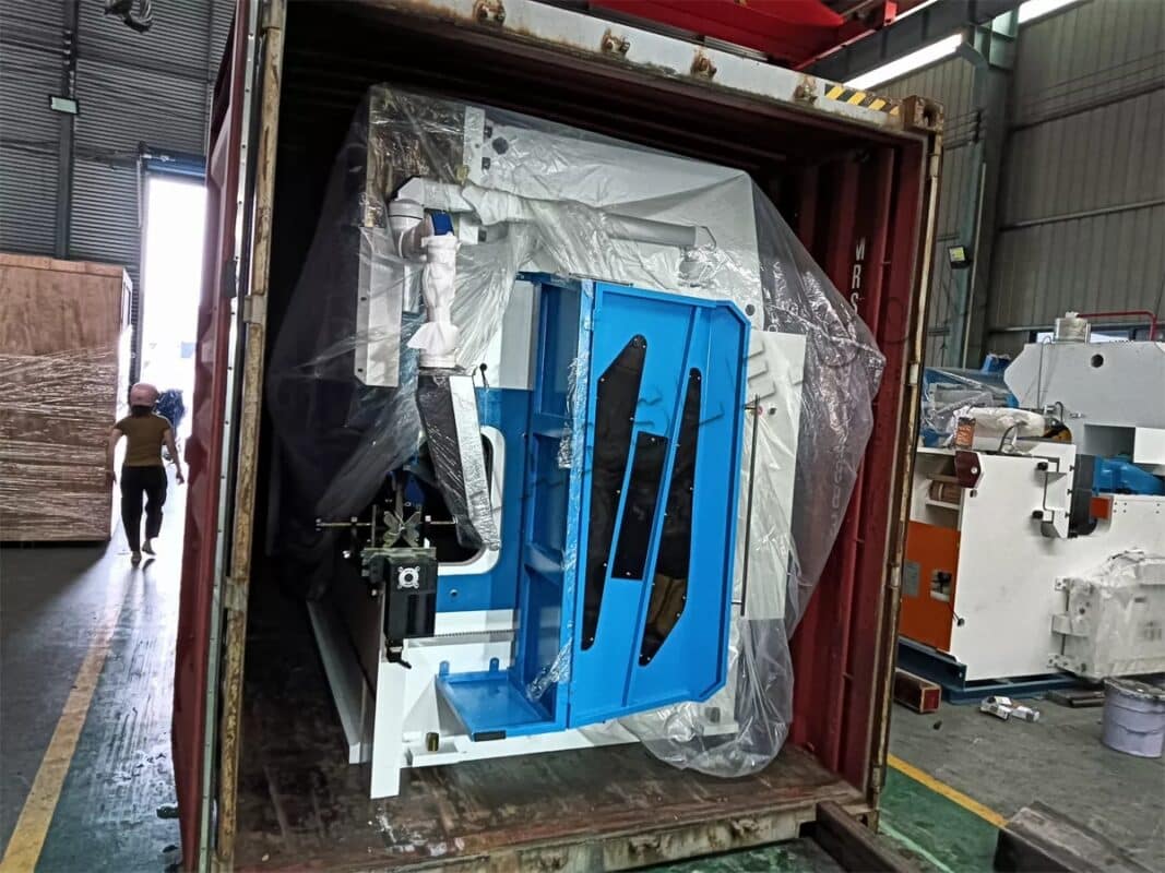 Ukraine-WE67K-250T3200 CNC Press Brake & 2 Sets of NC Press Brake