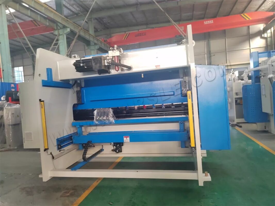 Australia-Prasa krawędziowa CNC WE67K-160T3200 i prasa hydrauliczna Y41-100T