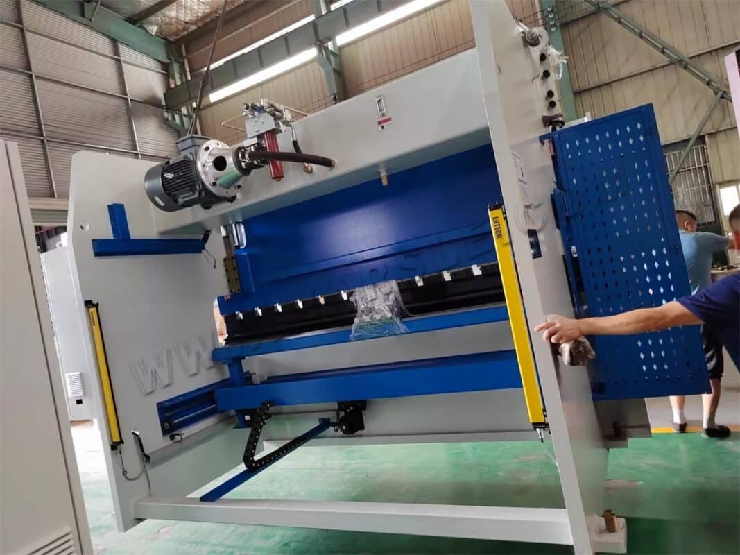 Brazil-WE67K-160T3200 CNC Press Brake And HS-3015-2000W Laser Cutting Machine