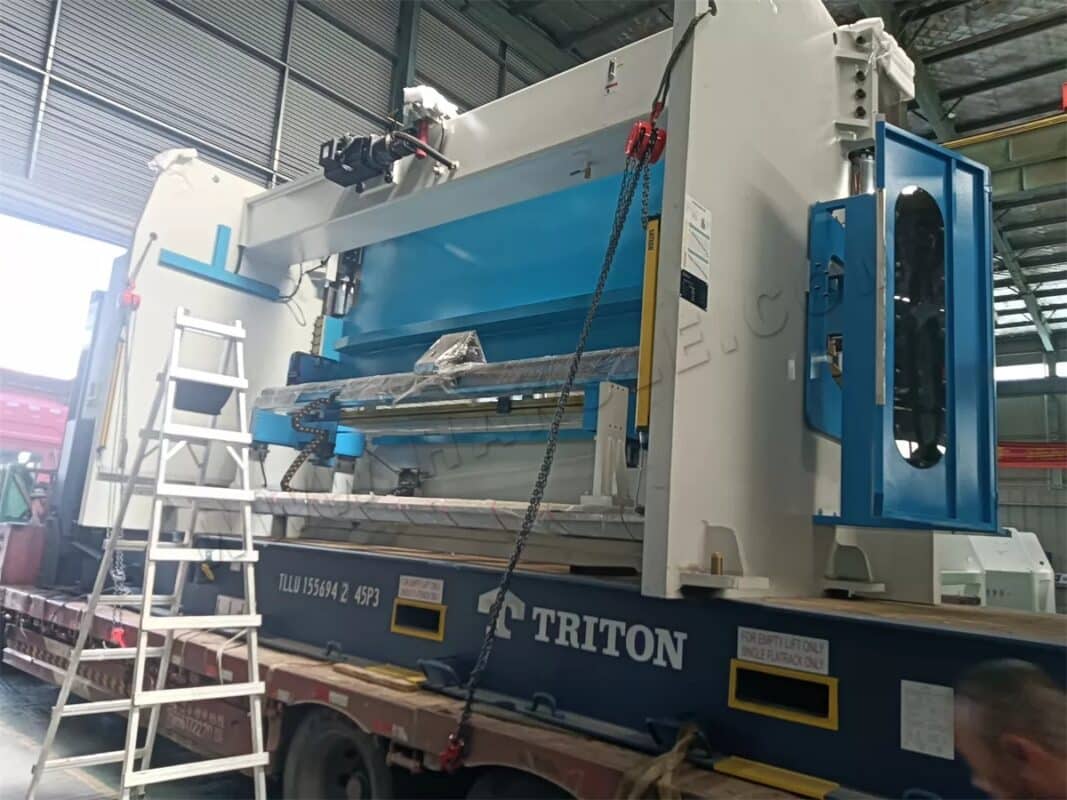 Prensa dobradeira CNC Serbia-WE67K-400T6000 e máquina de laminação CNC W12-12x4000 de quatro rolos