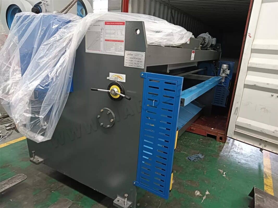 Italie - Presse plieuse à commande numérique WC67K-125T3200 et 2 ensembles de cisailles QC12K-6X3200