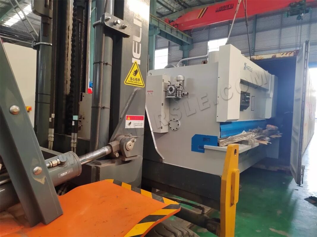 Brasilien-WE67K-300T6000 DA-53T CNC-Abkantpresse und WE67K-160T3200 DA-53T CNC-Abkantpresse und QC11K-12X3200 E21S Guillotine-Schermaschine