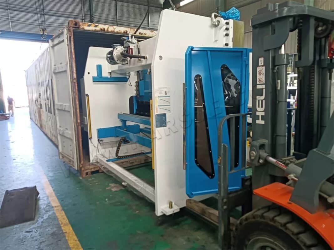 Prensa plegadora CNC WE67K-100T3200 y cizalla QC12K-4X3200 de Brasil