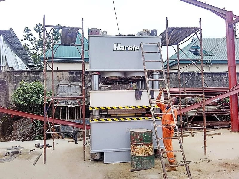 Installation einer Prägemaschine für Stahltüren in Nigeria