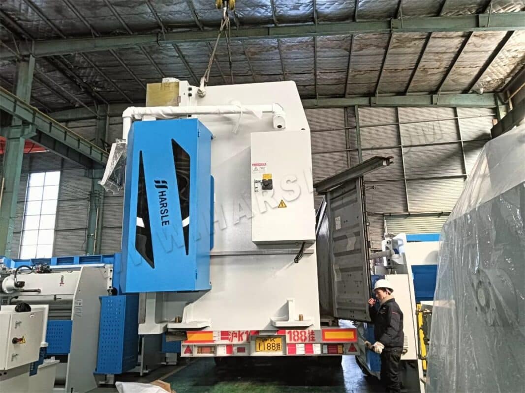 Ucraina-WE67K-300T3200 DA53T Pressa piegatrice CNC a 4+1 assi