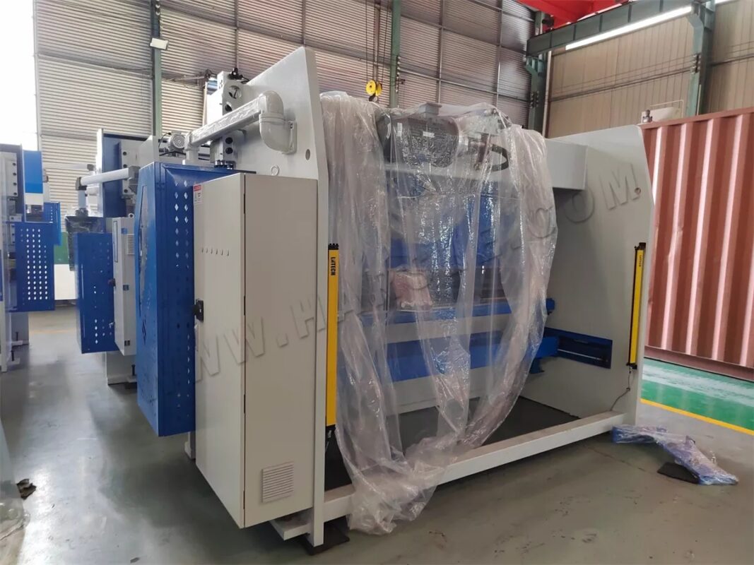 Ukraine-WE67K-100T3200 DA-53T 4+1 Axis CNC Press Brake & WE67K-100T3200 CT12PS 4+1 Axis CNC Press Brake & WC67K-250T3200 Press Brake
