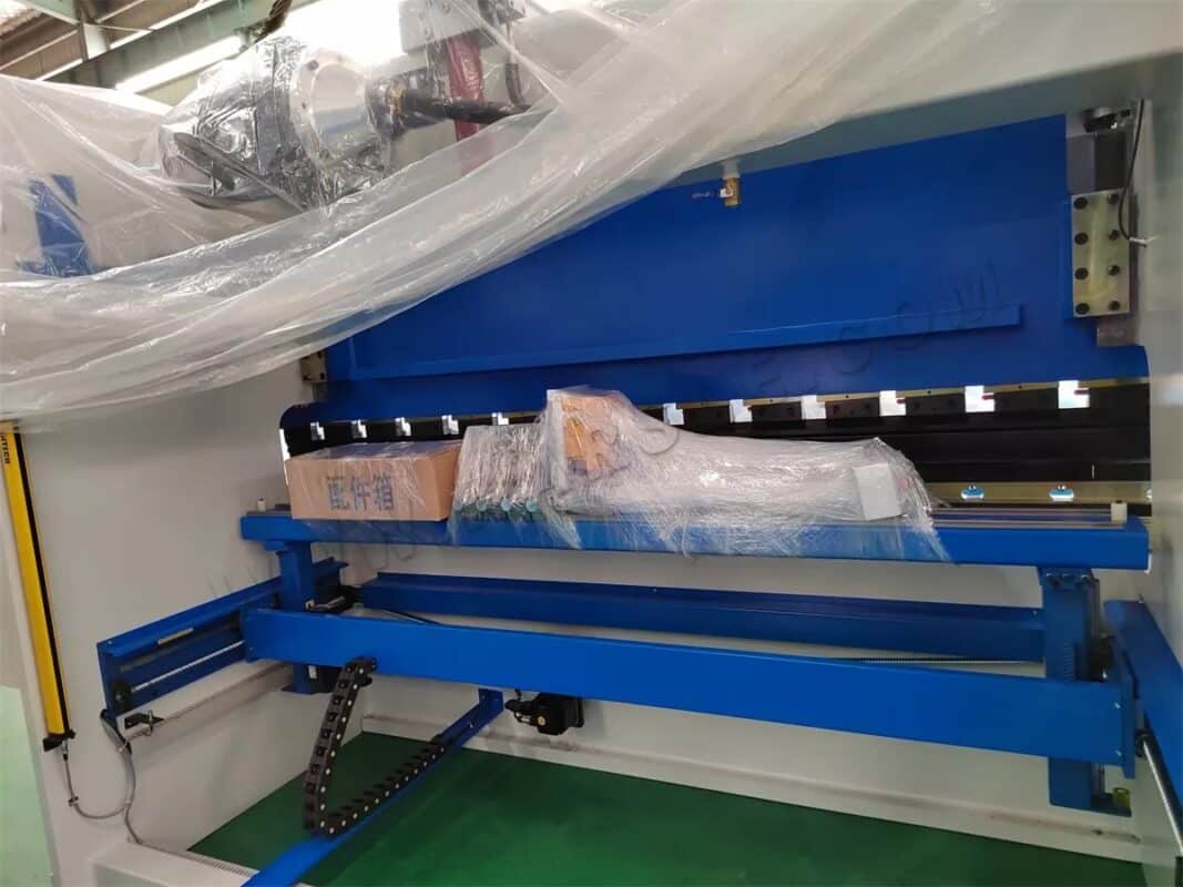Usbekistan-WE67K-80T3200 CNC-Abkantpresse und andere Maschinen