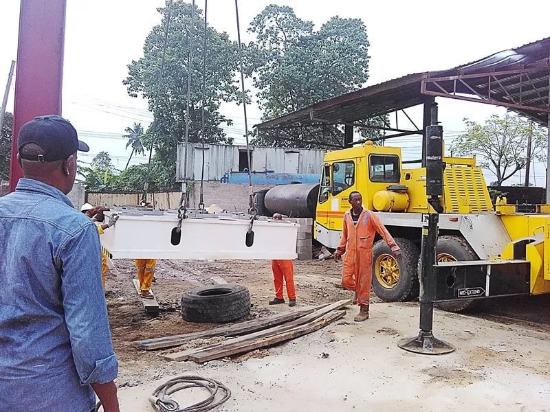 Installation einer Prägemaschine für Stahltüren in Nigeria