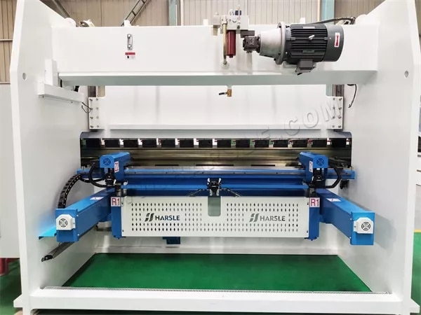 The machine increases the number of axes to 6 + 1 axes, which greatly improves the work efficiency and bending accuracy of the press brake and ensures high quality and high efficiency.