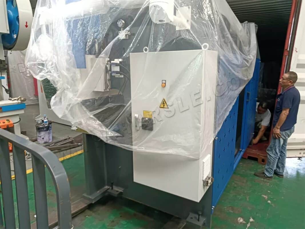 Italie - Presse plieuse à commande numérique WC67K-125T3200 et 2 ensembles de cisailles QC12K-6X3200