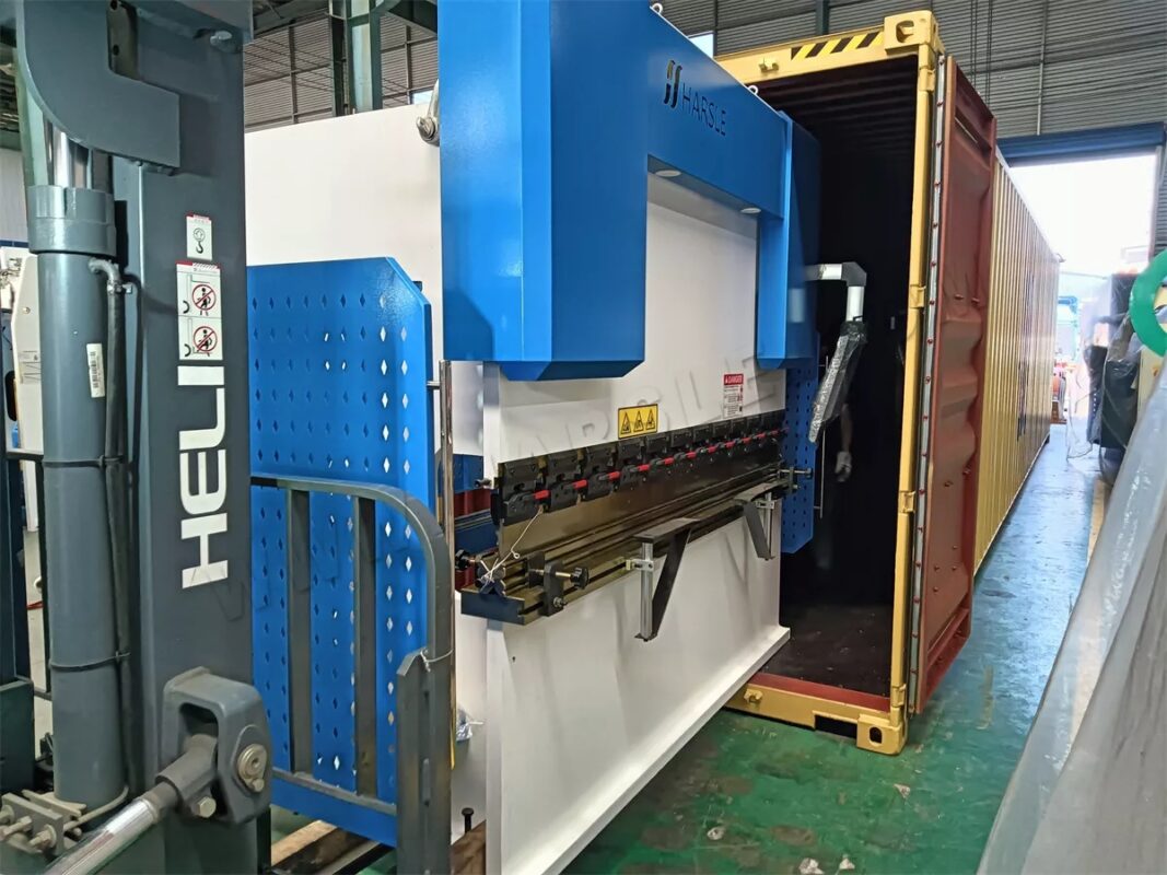 Ucraina-WE67K-100T3200 Pressa piegatrice CNC e 2 set di presse piegatrici NC