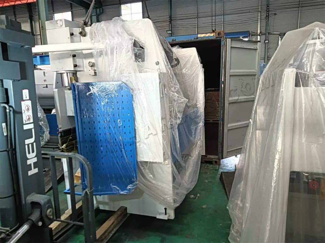 Prensa plegadora CN Qatar-WC67K-160T3200 y laminadora W11-6X3000