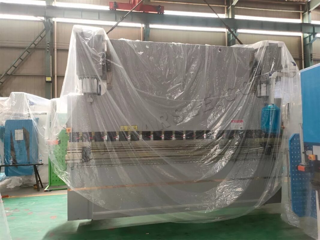 Brazil-WC67K-300T4000 NC Press Brake & W11F-8X2000 Rolling Machine