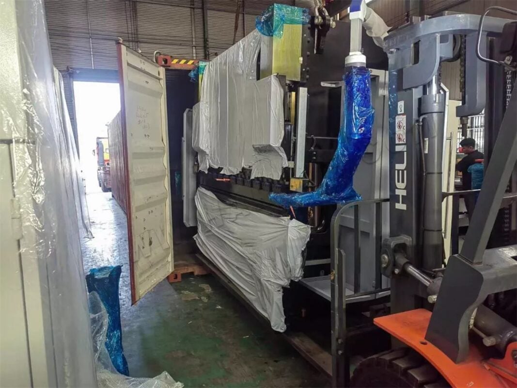 USA-2 Sets of WE67K-130T2500 CNC Press Brake