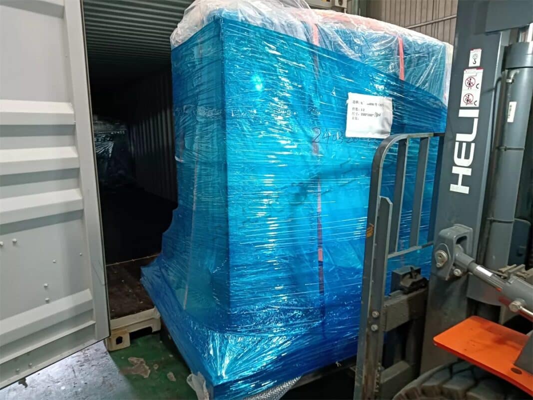 صربيا-ماكينة القطع بالليزر HS-3015-3000W ومكابس الثني WC67K-125T2500 NC