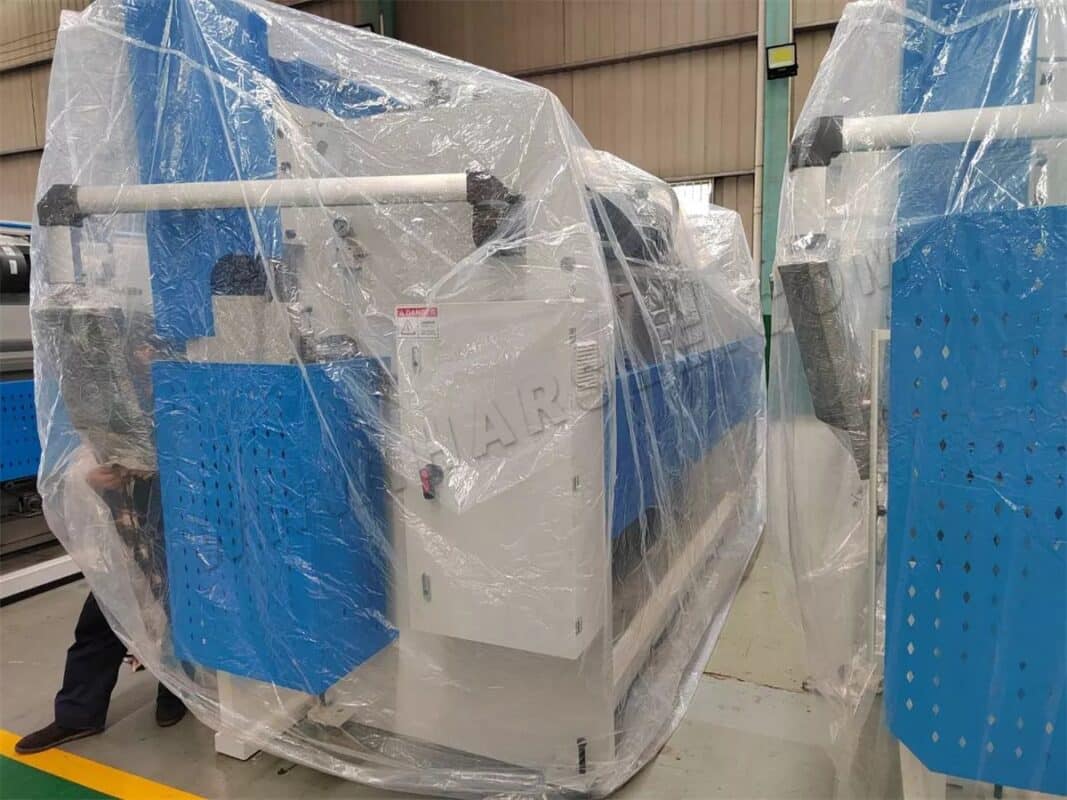 Presse plieuse à commande numérique Kazakhstan-WC67K-125T4000 et cisaille QC12K-8X4000