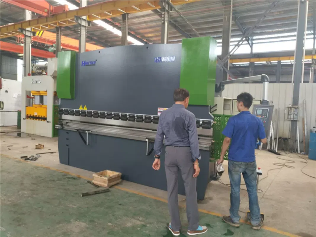 Thailand – Herr Tanidsorn kam, um die hydraulische Abkantpresse WC67K-160T/4000 mit E21 zu inspizieren
