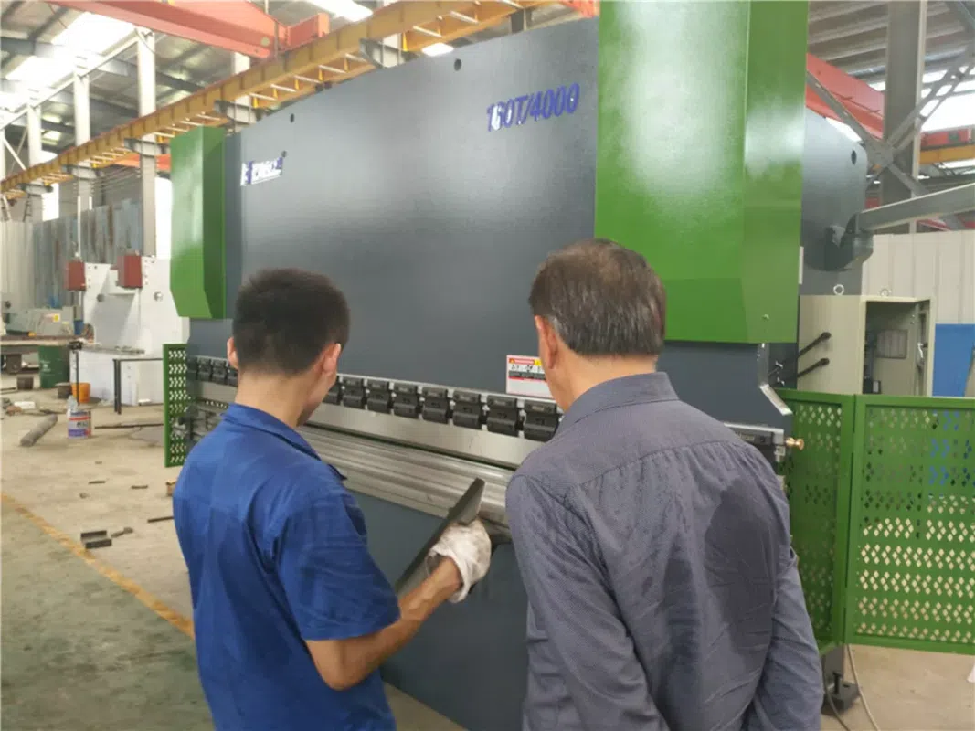 Thailand – Herr Tanidsorn kam, um die hydraulische Abkantpresse WC67K-160T/4000 mit E21 zu inspizieren