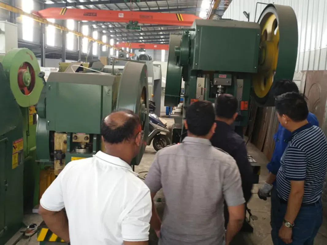 Bangladesh - I clienti del gruppo Abul Khair vengono a visitare lo stabilimento HARSLE