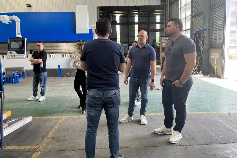 البرازيل - مكبس الكبح وآلة الحفر على شكل حرف V