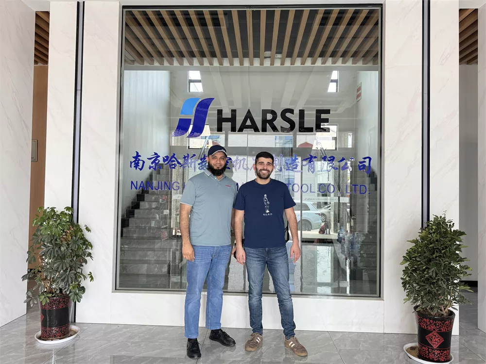 العملاء السعوديون سعداء بفحص الماكينة