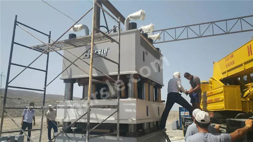 Instalación de la máquina de estampado de puertas de acero HARSLE en Uzbekistán