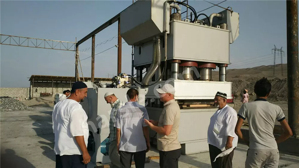 Installazione della macchina per la goffratura delle porte in acciaio HARSLE in Uzbekistan