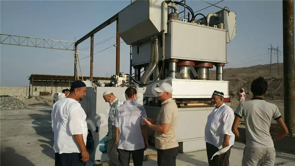 Instalación de la máquina de estampado de puertas de acero HARSLE en Uzbekistán