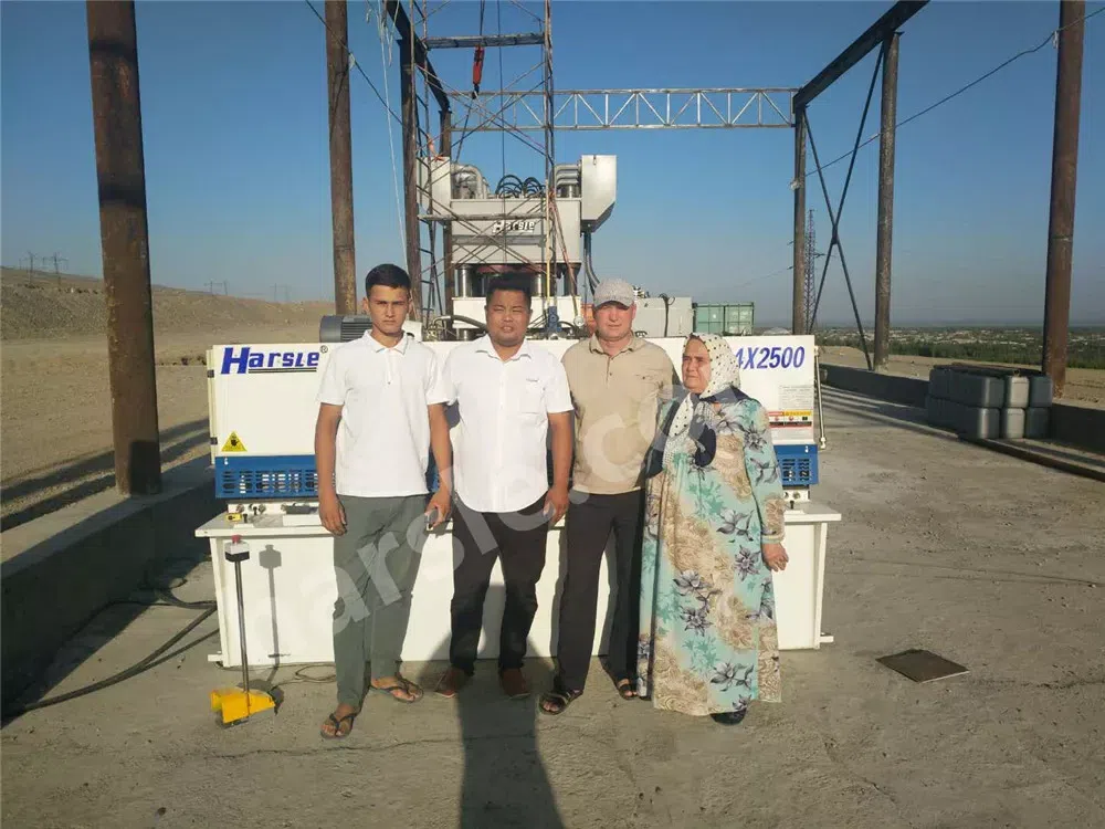 Instalación de la máquina de estampado de puertas de acero HARSLE en Uzbekistán