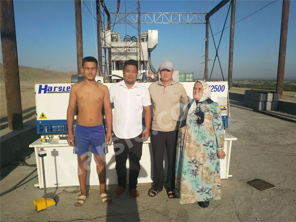 Instalación de la máquina de estampado de puertas de acero HARSLE en Uzbekistán