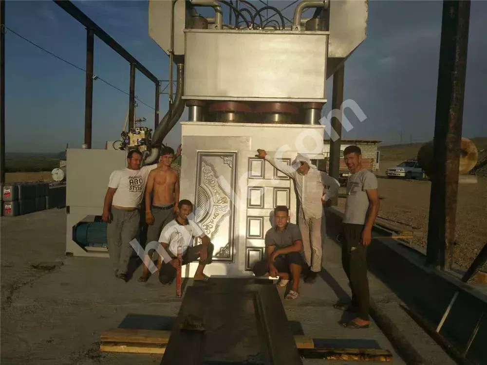 Instalación de la máquina de estampado de puertas de acero HARSLE en Uzbekistán