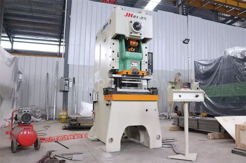 Macchina perforatrice per manicotti in plastica