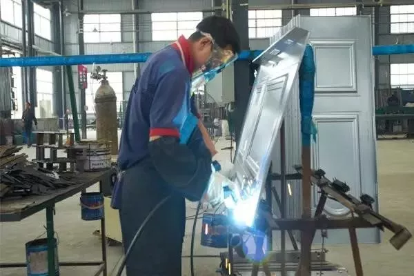 Processo da linha de produção de portas de segurança