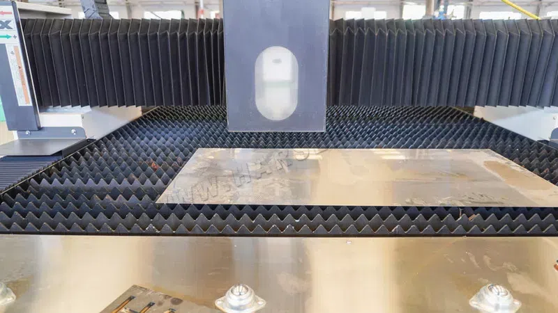 Machine de découpe laser CNC en fonctionnement