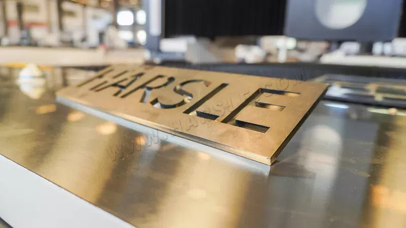 Machine de découpe laser CNC en fonctionnement