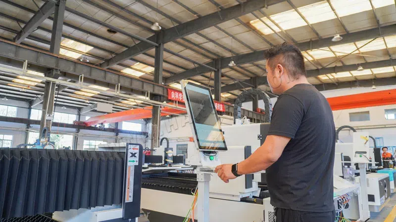 Machine de découpe laser CNC en fonctionnement