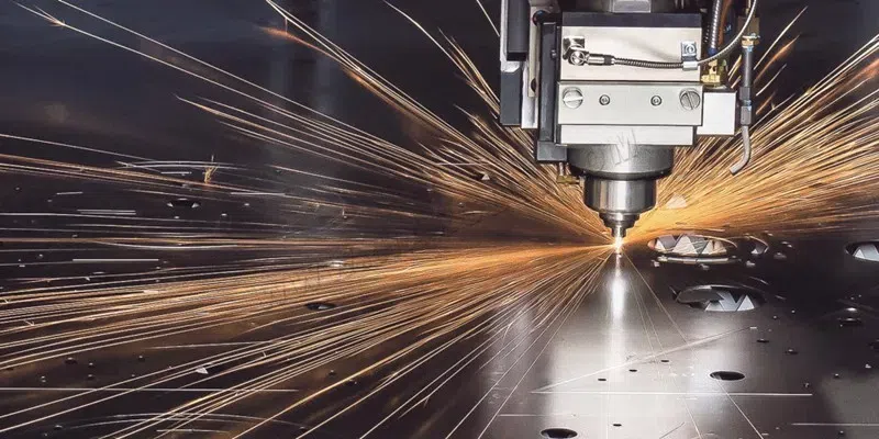 Machine de découpe laser CNC en fonctionnement